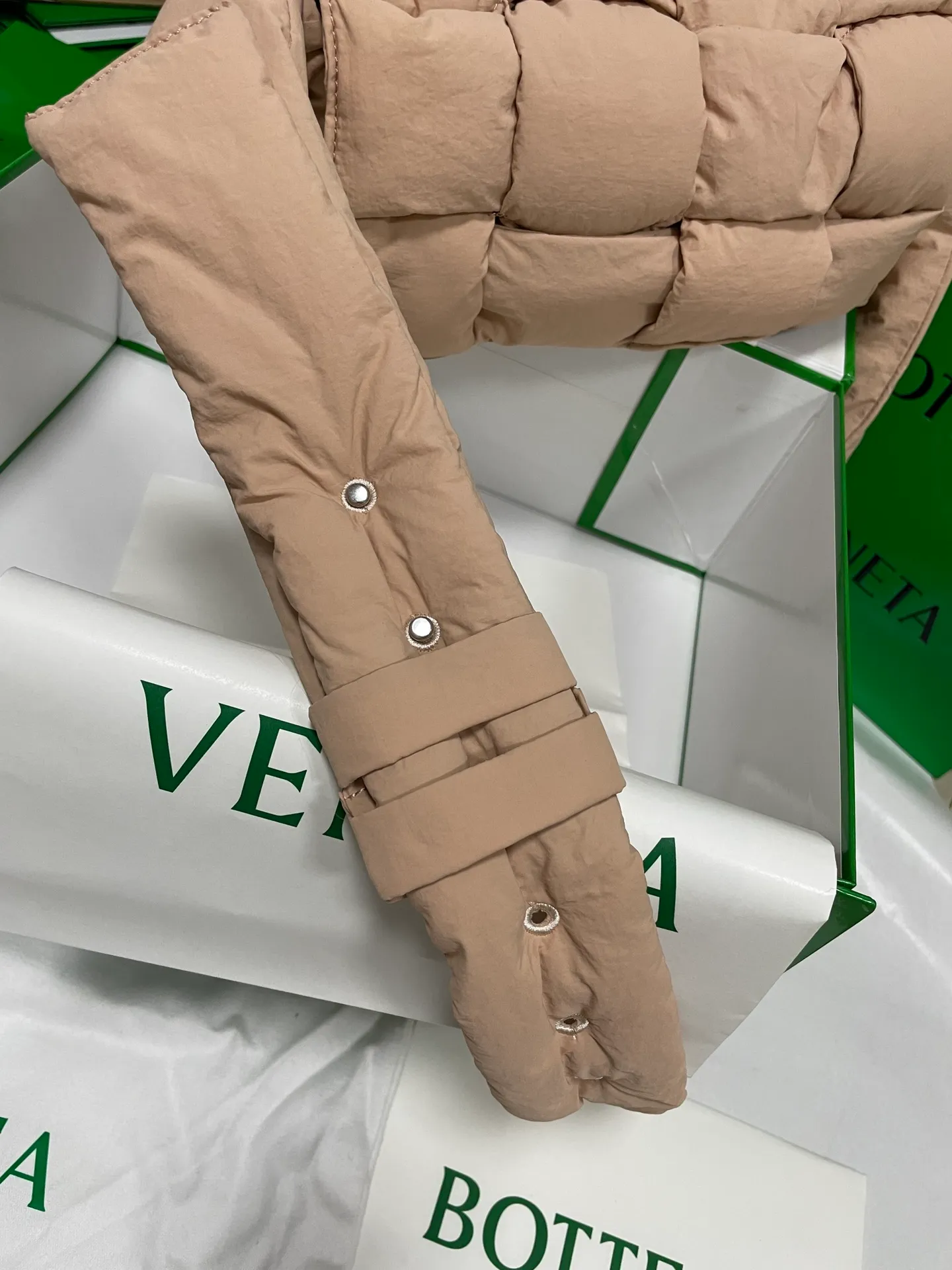 #𝐂𝐀𝐒𝐒𝐄𝐓𝐓𝐄 Nylon tofu tofu bag This Cassette is so cute, its cute appearance does not affect its practicality and the capacity is good! The fabric is low-key and very textured, suitable for daily wear with casual wear. The cross-woven design of the wide cloth is really stunning. The bag has a puffy shape and feels like a piece of tofu. It can be worn on one shoulder, cross-body or as a waist bag. You can also adjust the shoulder strap to the size of the bag under the armpit, so you can have it all! S30x15cm【8951#】